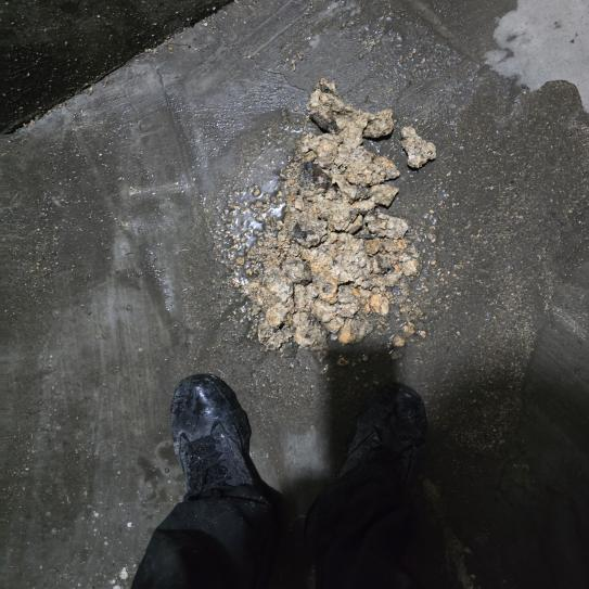 강동 롯데캐슬 103동 하수관 고압세정 시공 전 — 내부 슬러지 누적