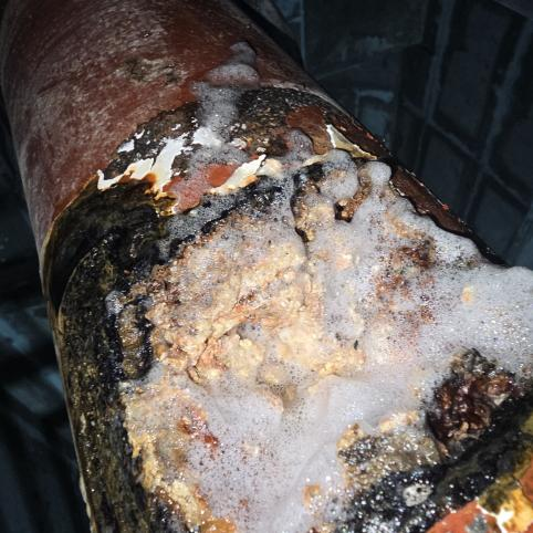 강동 롯데캐슬 128동 수도배관 고압세척 시공 전 — 내벽 누적 침전