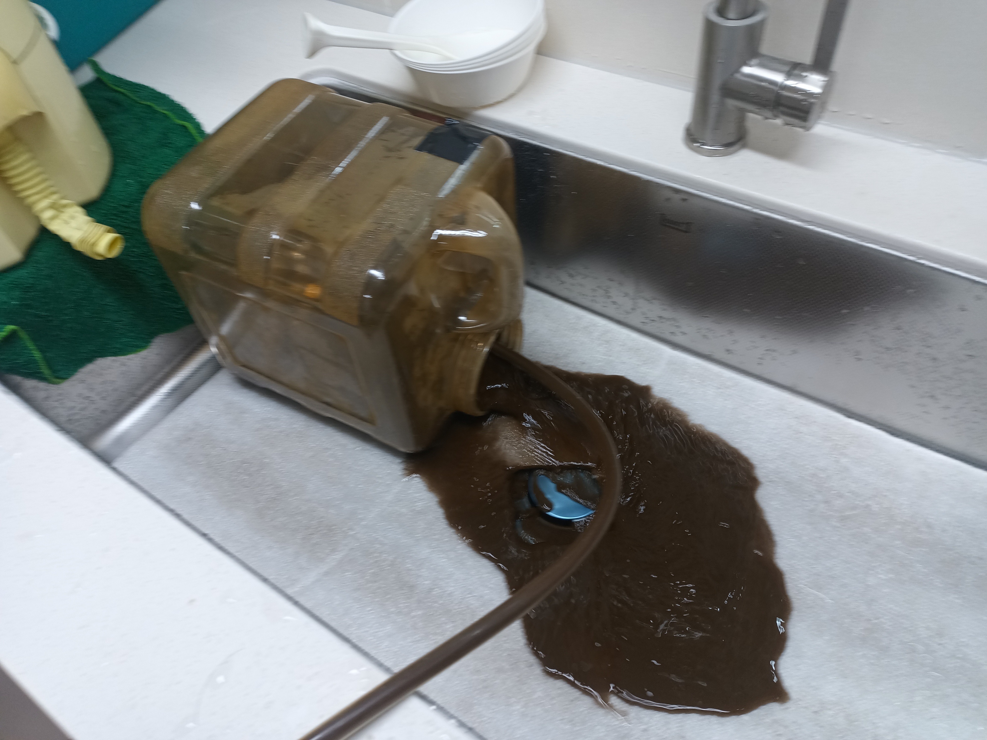 난방 배관 내부 부식 — 사용 중지 직전 상태