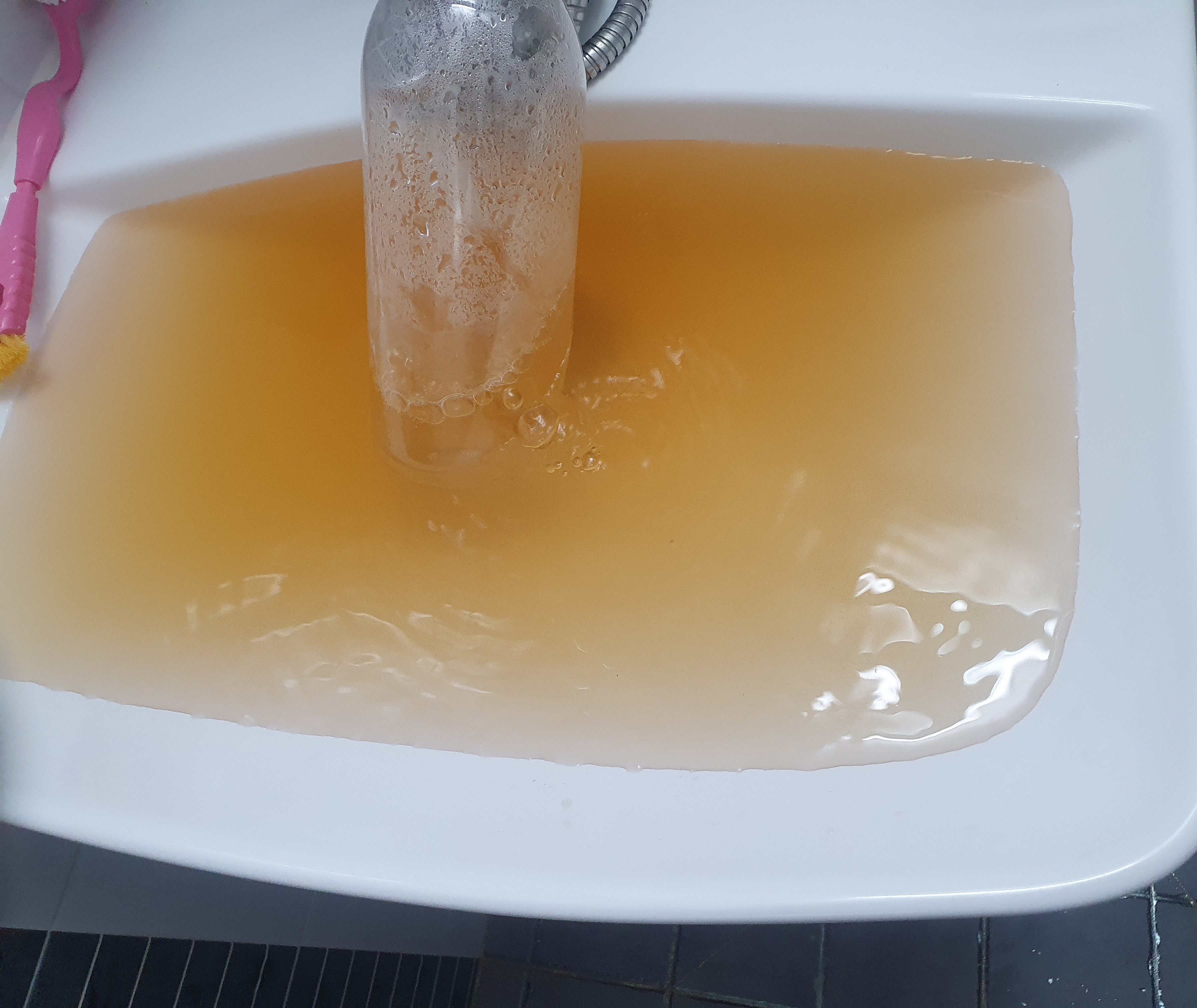 20년 노후 배관에서 흘러나오는 녹물 — 실제 진단 사진